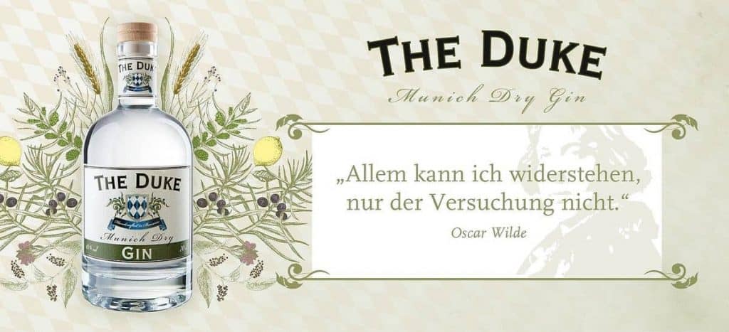 In der Mitte ist eine Flasche „The Duke Munich Dry Gin“ inmitten von Botanikillustrationen abgebildet, rechts davon ein Zitat von Oscar Wilde auf Deutsch und oben der Markenname in auffälliger Schrift.
