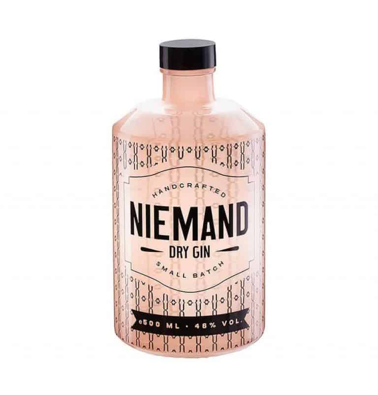 Eine rosa Flasche mit der Aufschrift „Niemand Dry Gin, Handcrafted, Small Batch, 500 ml, 46 % vol“, mit einem schwarzen Verschluss und einem dekorativen geometrischen Muster.