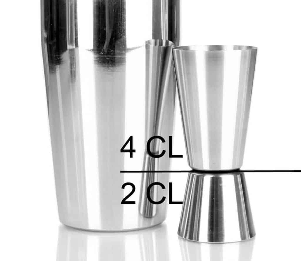 Ein Cocktail-Shaker aus Edelstahl und ein doppelseitiger Jigger mit Markierungen für 2 cl und 4 cl, die beide aufrecht auf einem weißen Hintergrund stehen.