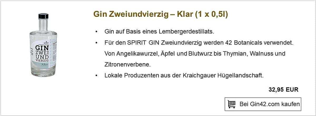 Eine Flasche Gin Zweiundvierzig mit Produktangaben auf Deutsch, darunter die verwendeten Botanicals, die regionale Herkunft der Zutaten und der Preis von 32,95 EUR. Auf einem Button steht: „Bei Gin42.com kaufen“.