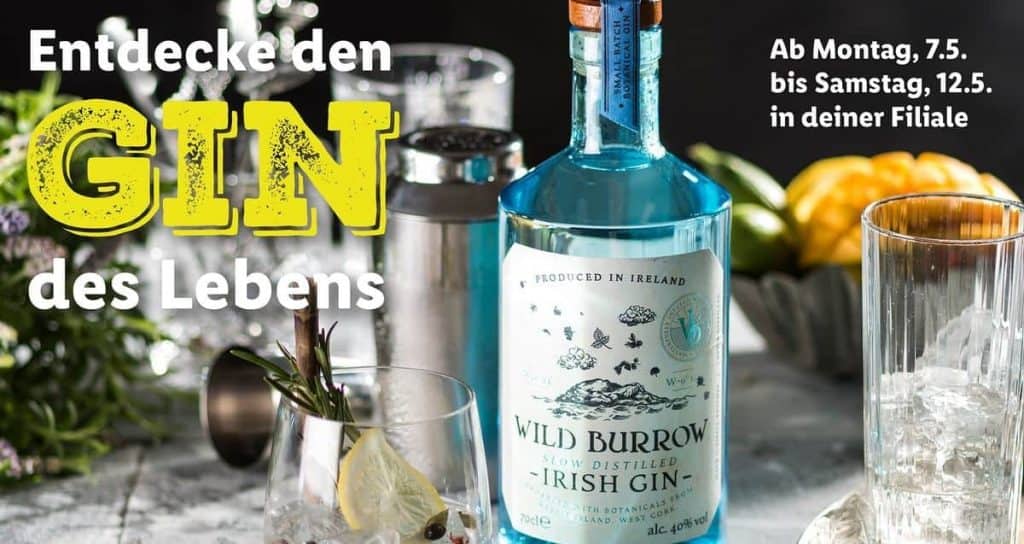 Eine Flasche „Wild Burrow Irish Gin“ auf einem Tisch mit Gläsern, Eis, Kräutern und Zitrusfrüchten. Ein deutscher Text wirbt für den Gin und nennt die Verkaufsdaten vom 7. bis zum 12. Mai.