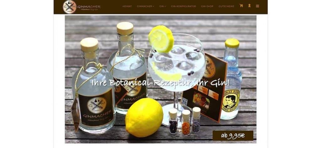 Flaschen mit Gin, Tonic Water, ein Glas mit einer Zitronenscheibe und Botanicals, eine Zitrone, kleine Gewürzdöschen und eine Speisekarte auf weißem Hintergrund mit braunem und goldenem Logo. Text: Ihre Botanical-Rezeptur. Ihr Gin!.