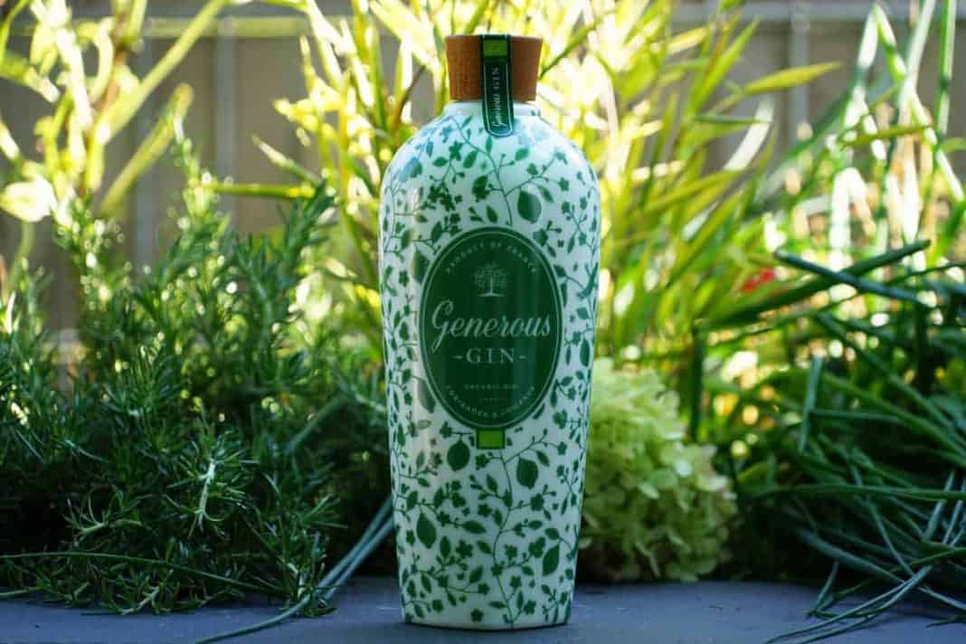 Eine Flasche des Generous Organic Gins
