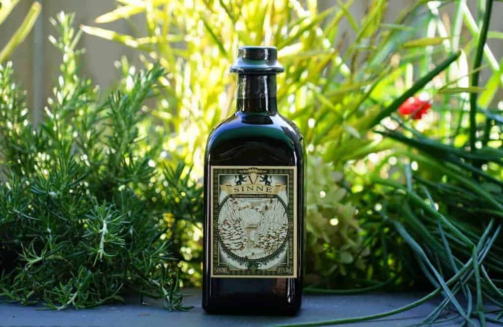 Eine Flasche des V Sinne Schwarzwald Dry Gins