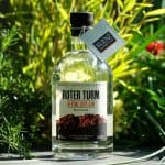 Testbericht Roter Turm – Alpine Dry Gin Eine Flasche des Roter Turm Alpine Dry Gins