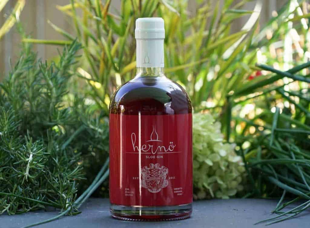 Eine Flasche des Hernö Sloe Gins