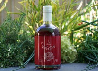 Testbericht Hernö Sloe Gin Eine Flasche des Hernö Sloe Gins