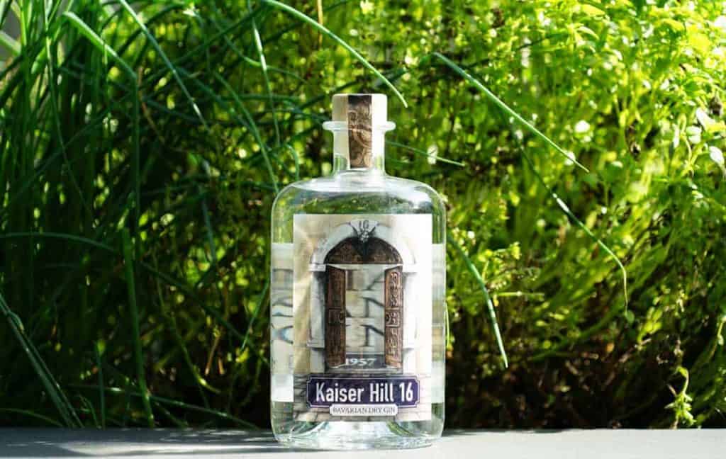 Eine Flasche des Kaiser Hill 16 Gins