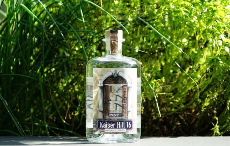 Eine Flasche des Kaiser Hill 16 Gins