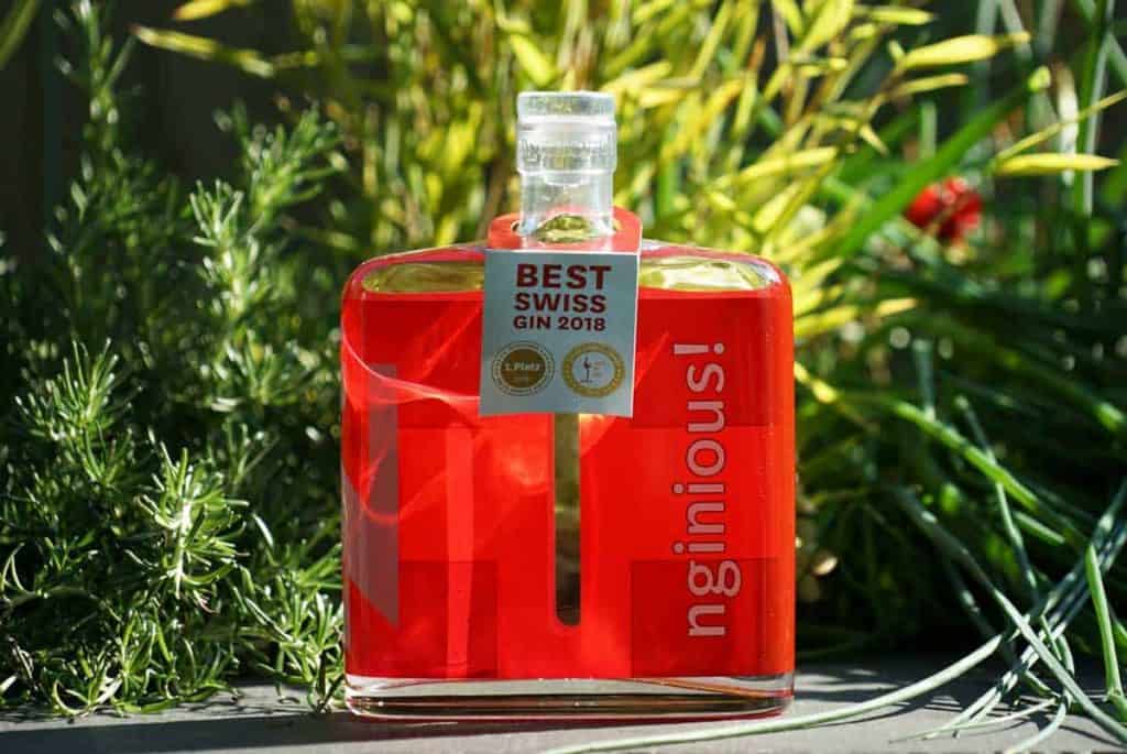 Eine Flasche des nginious! Swiss blended Gins