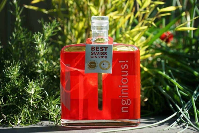 Eine Flasche des nginious! Swiss blended Gins