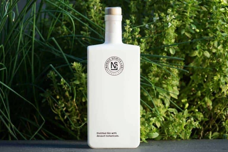 Eine Flasche des Nordic Spirits Lab Gins