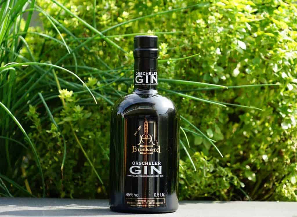 Eine Flasche des Orscheler Dry Gins