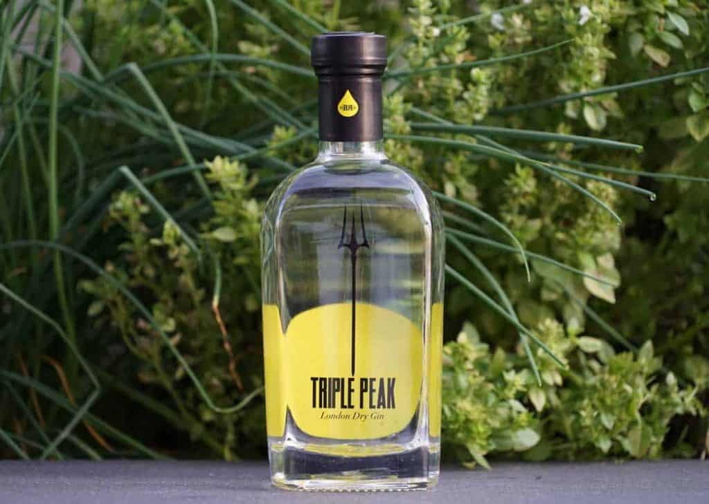 Eine Flasche des Triple Peak London Dry Gins