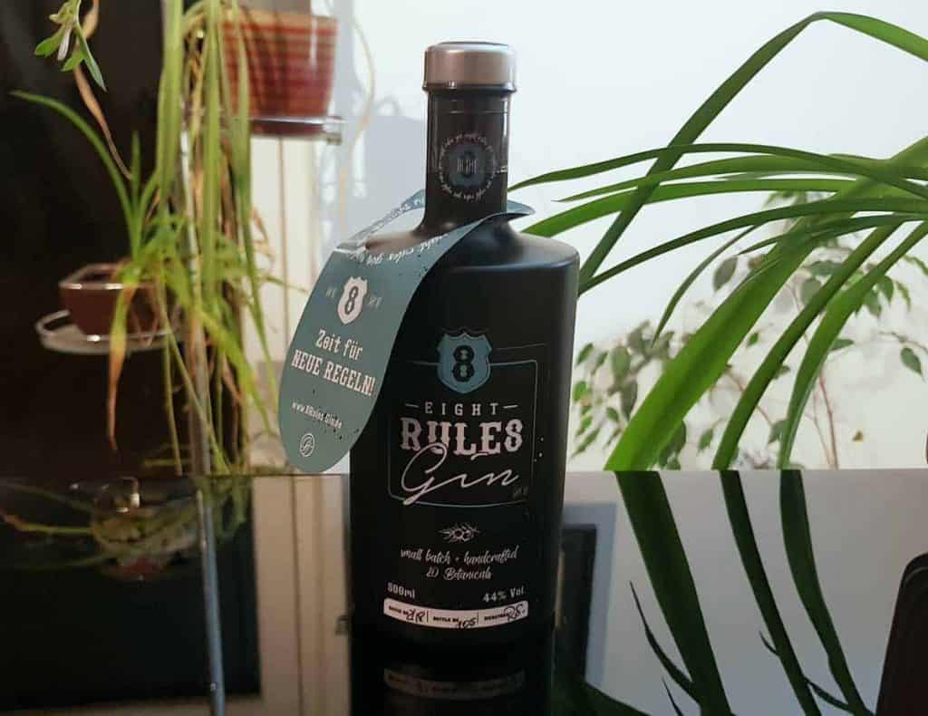 Eine Flasche des 8 Rules Gins