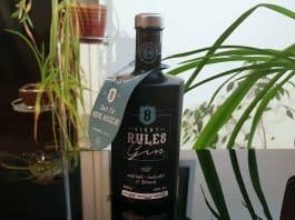 Eine Flasche des 8 Rules Gins