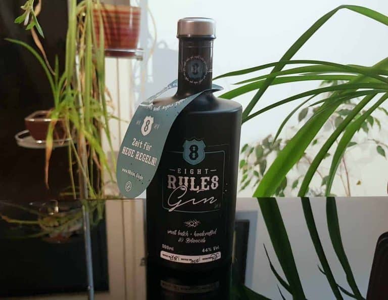 Eine Flasche des 8 Rules Gins