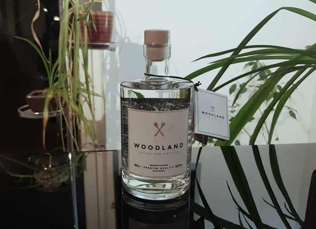 Eine Flasche des Woodland Sauerland Dry Gins