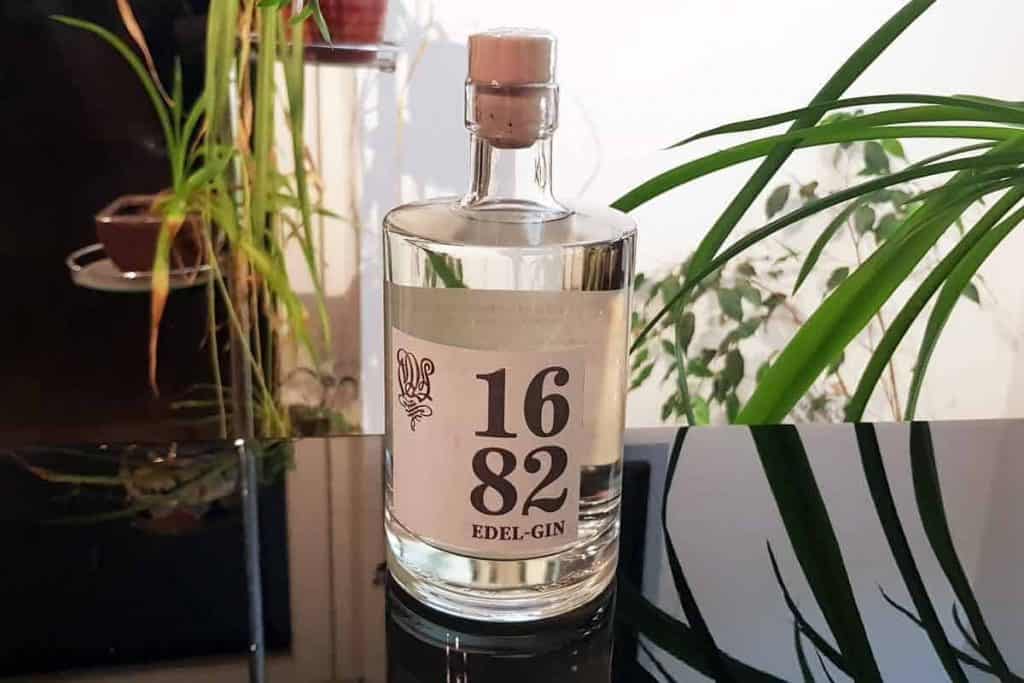 Eine Flasche des 1682 Edel Gins