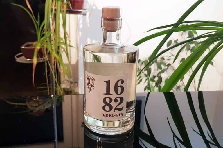 Eine Flasche des 1682 Edel Gins