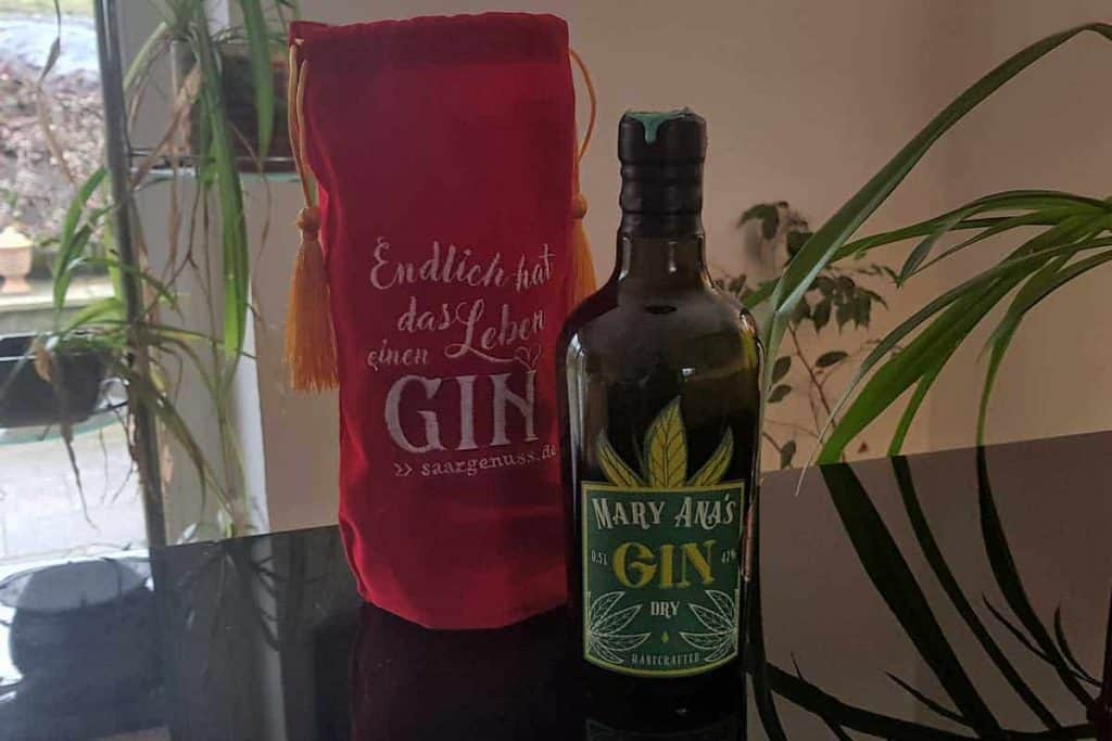Eine Flasche des Mary Ana's Hanf Gins