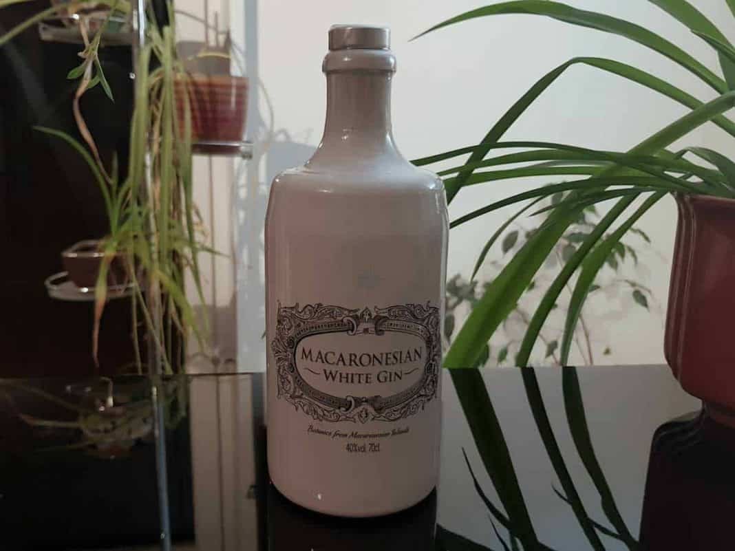 Eine Flasche des Macaronesian White Gins