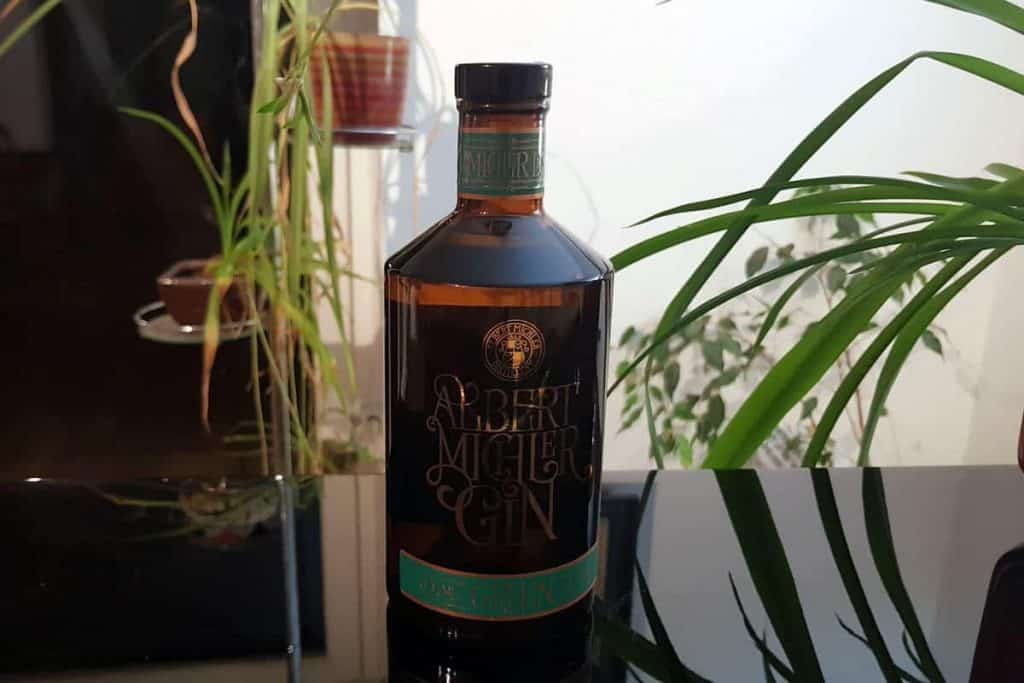 Eine Flasche des Albert Michler Gins