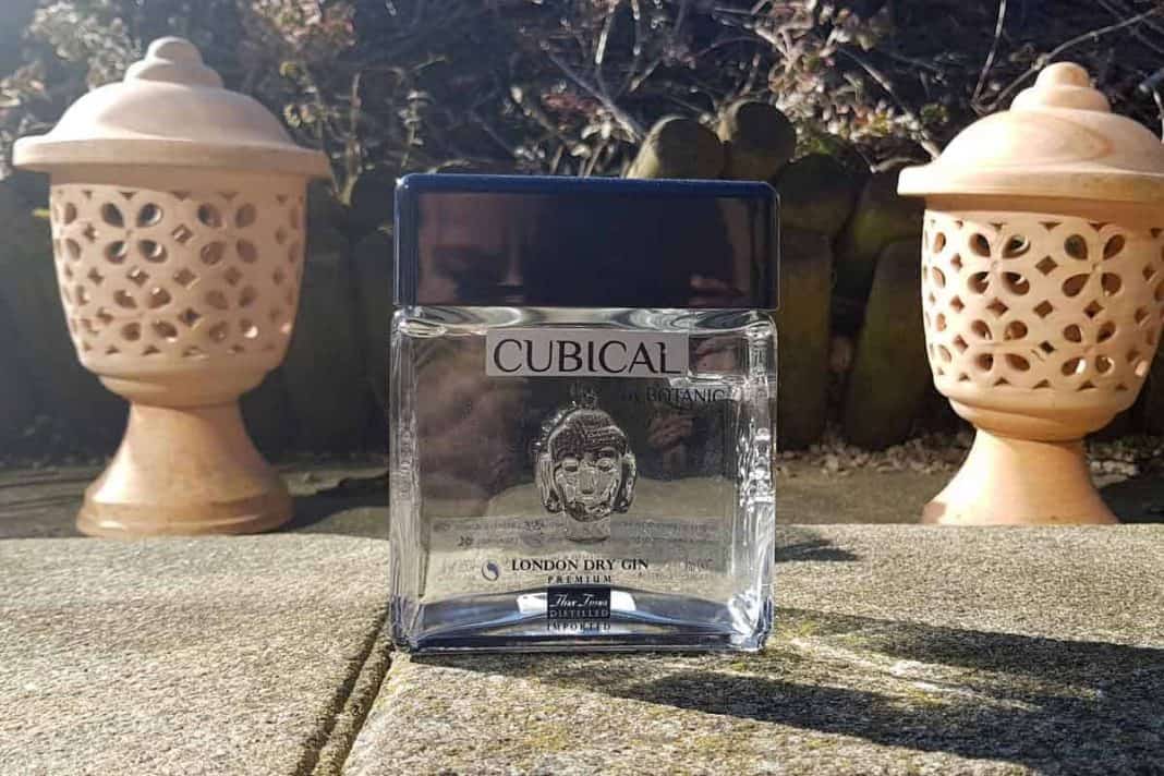 Eine Flasche des Cubical Premium Gins