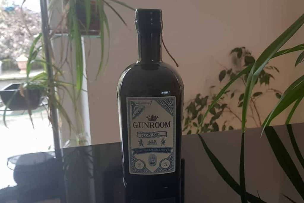 Eine Flasche des Gunroom Navy Gins