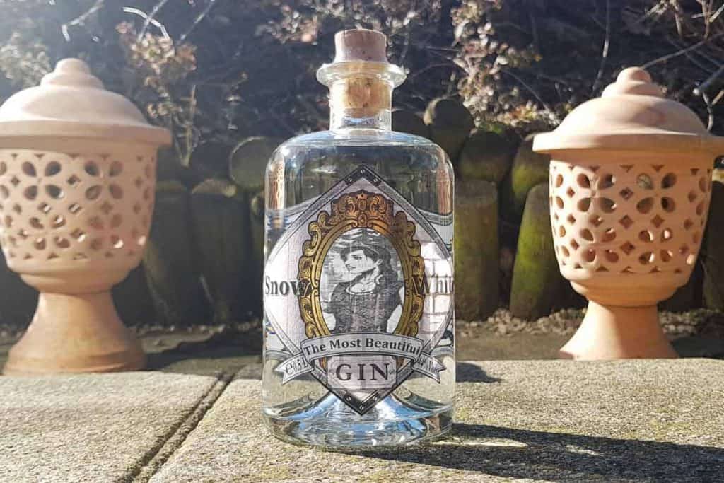 Eine Flasche des Snow White Gins