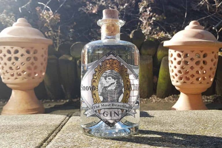 Eine Flasche des Snow White Gins