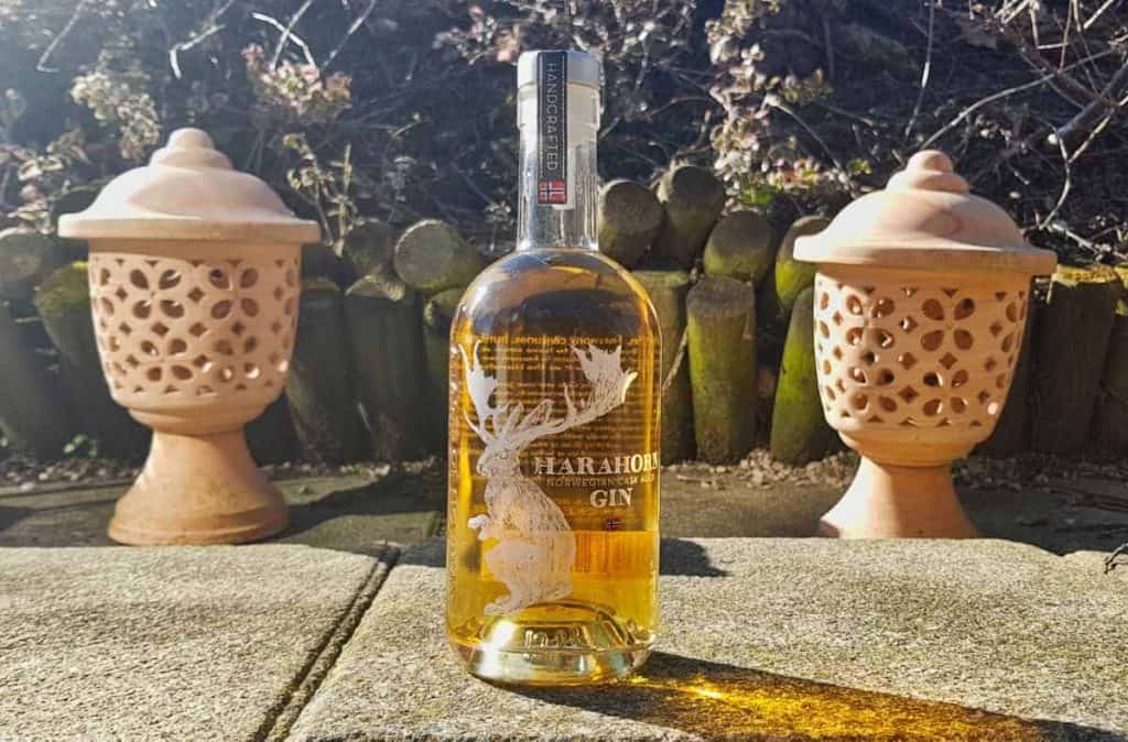 Eine Flasche des Harahorn Cask Aged Gins