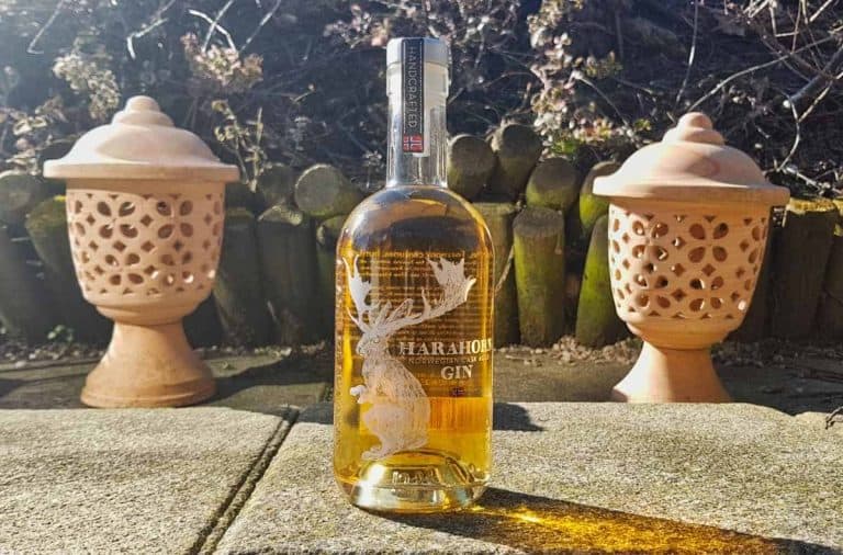 Eine Flasche des Harahorn Cask Aged Gins