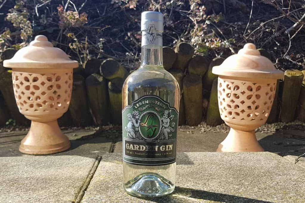 Eine Flasche des Lebensfern Garden Gins