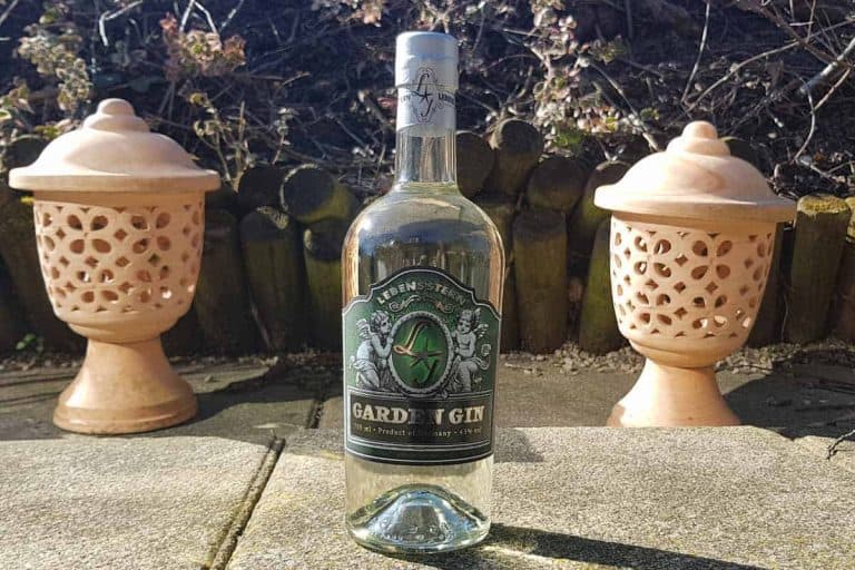 Eine Flasche des Lebensfern Garden Gins