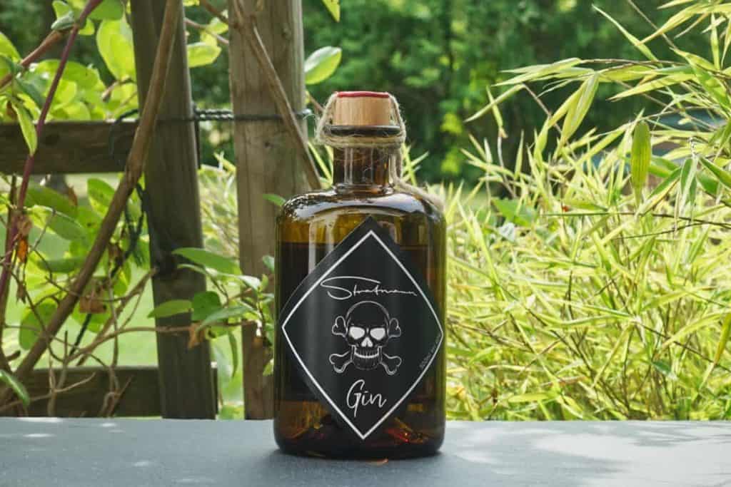 Eine Flasche des Stratmann Gins
