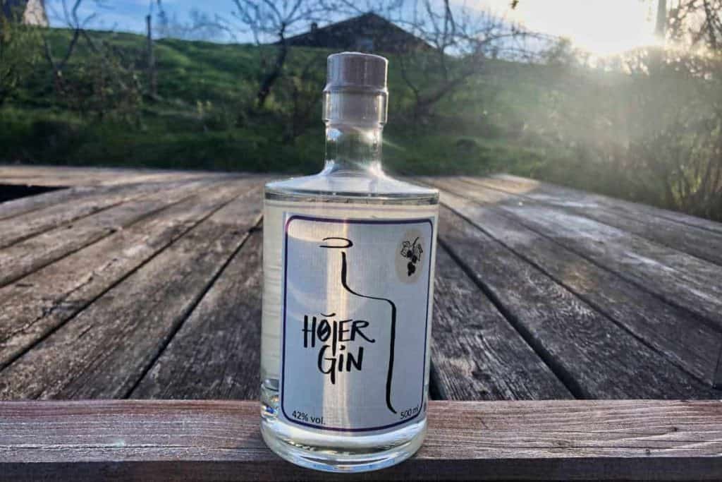 Eine Flasche des Hojer Gins