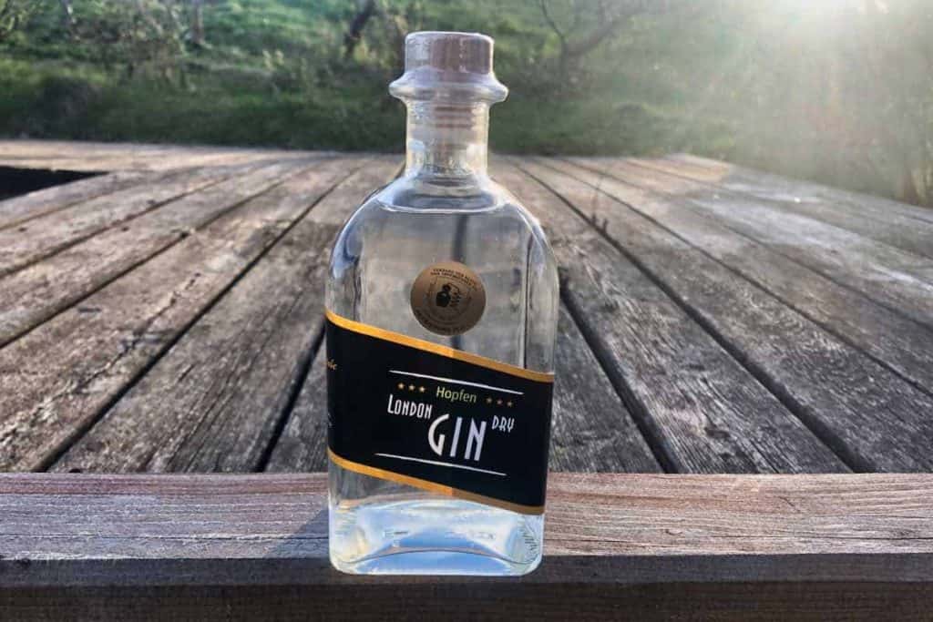 Eine Flasche des Hopfen London Dry Gins