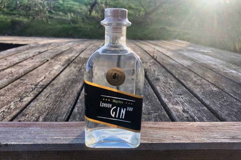 Eine Flasche des Hopfen London Dry Gins