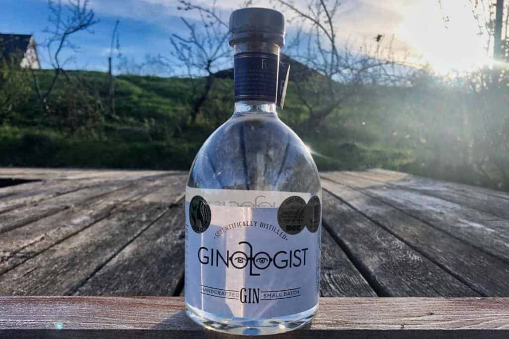 Eine Flasche des Ginologist Floral Gins