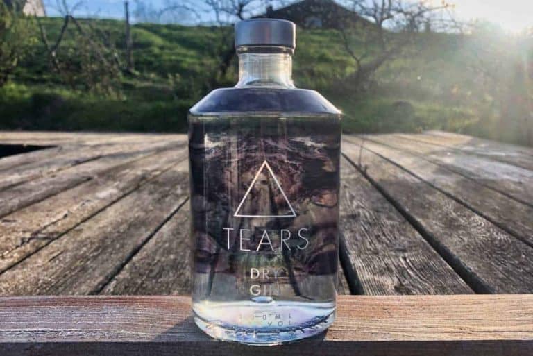 Eine Flasche des Tears Gins