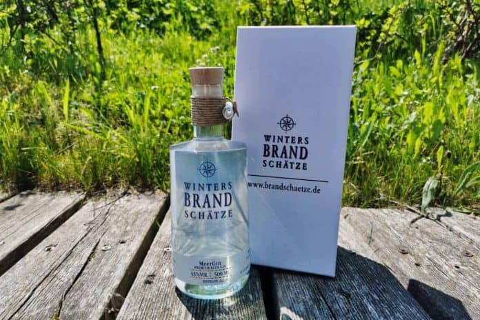 Eine Flasche des Meer Winters Brandschätze Gins