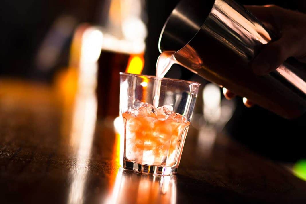 Gin Tonic Cocktail im Shaker