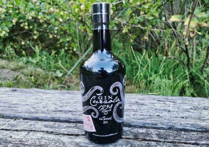 Eine Flasche des Curzola 1298 Gins