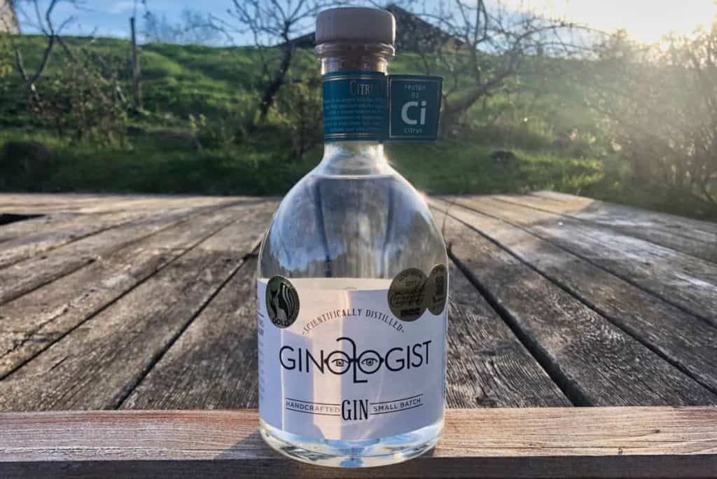 Eine Flasche des Ginologist Citrus Gins