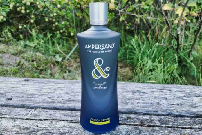 Eine Flasche des Ampersand Gins