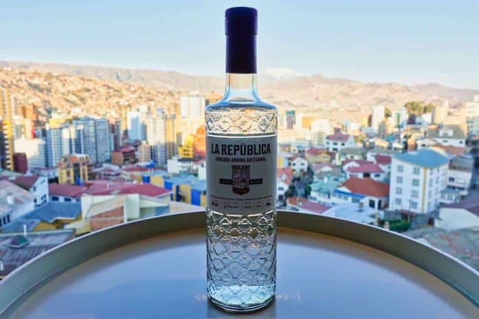 Eine Flasche des La Republica Andina Artesanal Gins