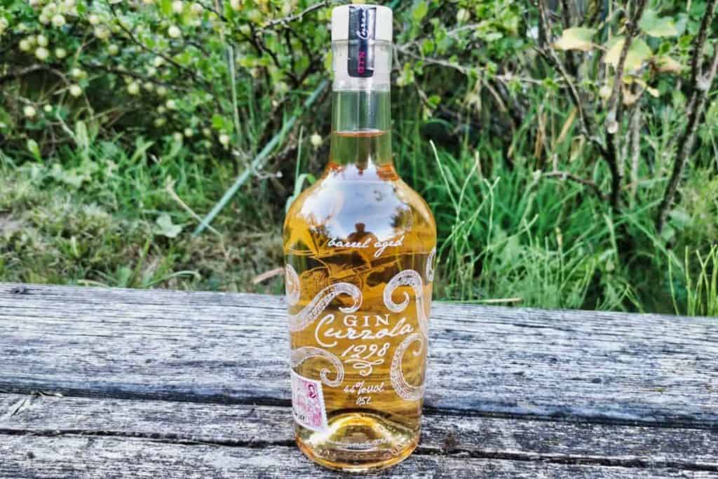 Eine Flasche des Curzola 1298 Barrel Aged Gins