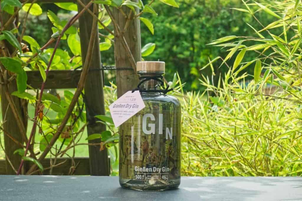 Eine Flasche des Gießen Dry Gins