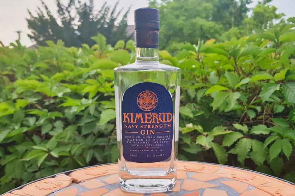 Eine Flasche des Kimerud Navy Strength Gins